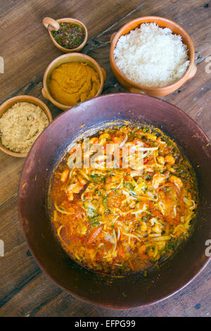 Meeresfrüchte Moqueca, ein traditionelles Gericht der bahianischen, serviert mit Vatapa, Reis und Maniok Farofa, Bahia, Brasilien, Südamerika Stockfoto