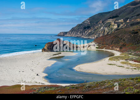 Big Sur Fluss fließende heraus in den Pazifischen Ozean im Andrew Molera State Park südlich von Monterey, CA, Big Sur, Kalifornien, USA Stockfoto