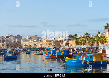 Bunte Fischerboote (Dghajsa), Marsaxlokk Hafen, Malta, Mittelmeer, Europa Stockfoto