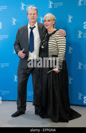 Musiker Brian Wilson (Beach Boys) und Frau Melinda Ledbetter besucht den Fototermin der Liebe & Barmherzigkeit während der 65. Internationalen Filmfestspiele Berlin, Berlinale, im Hotel Hyatt in Berlin, Deutschland, am 8. Februar 2015. Foto: Lukas Schulze/dpa Stockfoto