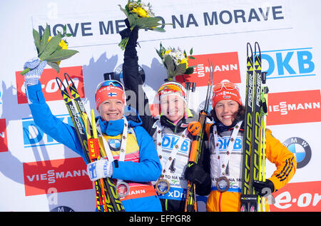 Zweitplatzierter Kaisa Makarainen aus Finnland, Gewinner Darya Domracheva aus Weißrussland und Drittel platziert Laura Dahlmeier aus Deutschland, von links nach rechts, feiern am Podium nach der Frauen 10 km Verfolgungsrennen beim Biathlon-Weltcup-Event in Nove Mesto Na Morave, Tschechische Republik, Sonntag, 8. Februar 2015. (CTK Foto/Lubos Pavlicek) Stockfoto