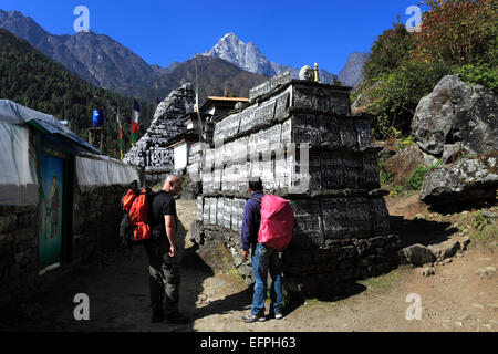 Mani-Stein-Gebet Wand, buddhistische Stupa und Gebetsfahnen, Ghat, Sagarmatha Nationalpark, Solukhumbu Ortsteil, Khumbu Stockfoto