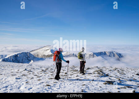 Frauen Wanderer auf Pen Jahr Ole Wen ridge mit Elidir Fawr Mynydd y Filiast Carnedd Perfedd und Gipfeln oberhalb der niedrigen Cloud inversion Snowdonia Wales UK Stockfoto