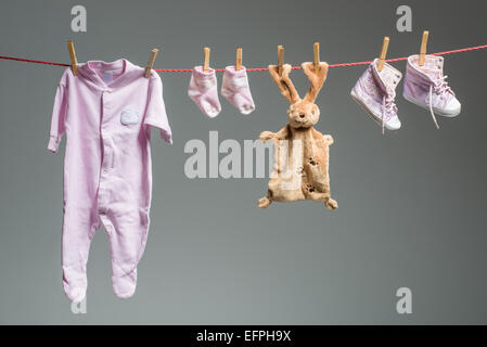 Baby Mädchen Kleidung auf der Wäscheleine zu reinigen Stockfoto