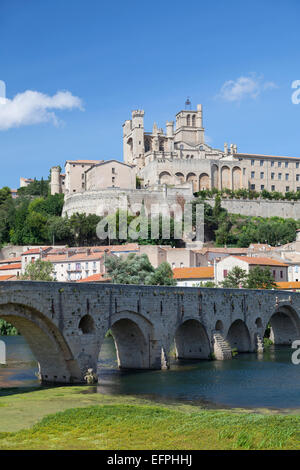 Kathedrale von Saint-Nazaire und Pont Vieux (alte Brücke), Beziers, Herault, Languedoc-Roussillon, Frankreich, Europa Stockfoto