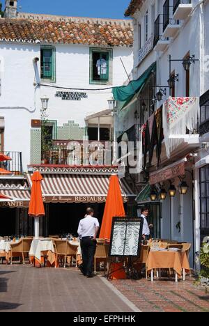 Straßencafés in Orange-Platz (Plaza de Los Naranjos), Marbella, Costa Del Sol, Provinz Malaga, Andalusien, Spanien, Europa. Stockfoto