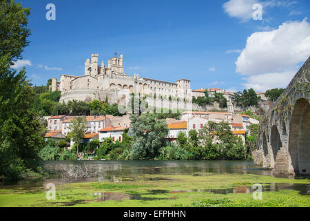 Kathedrale von Saint-Nazaire und Pont Vieux (alte Brücke), Beziers, Herault, Languedoc-Roussillon, Frankreich, Europa Stockfoto