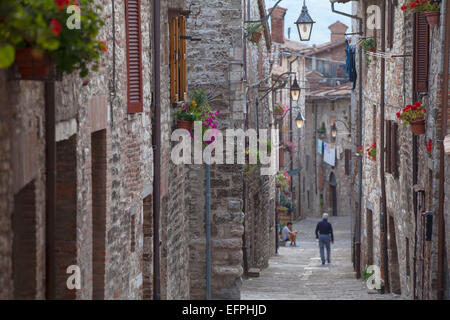 Mann zu Fuß entlang der Via Aquilante, Gubbio, Umbrien, Italien, Europa Stockfoto