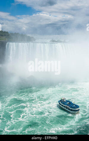 Touristenboot im Nebel der Hufeisenfälle oder Canadian Falls, Niagara Falls, Ontario, Kanada Stockfoto