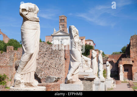 Statuen im Haus der Vestalinnen im Forum Romanum, UNESCO-Weltkulturerbe, Rom, Latium, Italien, Europa Stockfoto