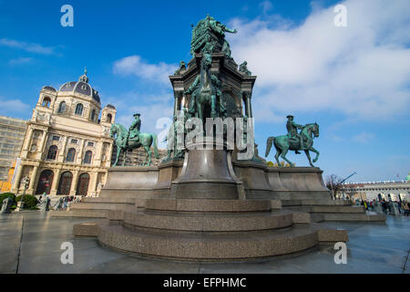 Maria-Theresia-Denkmal auf dem Maria-Theresien-Platz vor dem Museum of Natural History, Wien, Österreich, Europa Stockfoto