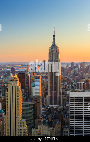 Manhattan Blick bei Sonnenuntergang von der Spitze des Felsens am Rockefeller Plaza. Stockfoto