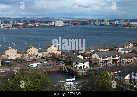 Cardiff suchen Nord-Ost über die Bucht von Penarth Head mit Penarth Marina im Vordergrund. Stockfoto