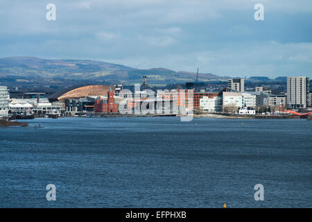 Cardiff Blick nach Norden über die Bucht von Penarth Head zeigt der Senedd, Zentrum, das Pierhead Building, linken Mitte und das Wales Millennium Centre. Stockfoto