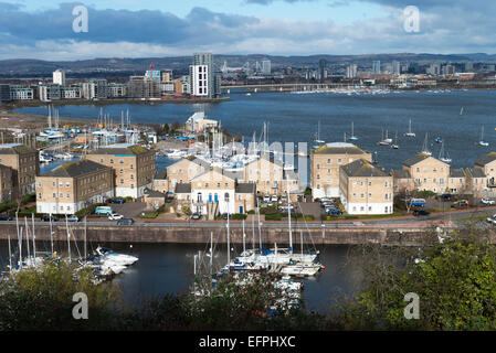 Cardiff suchen Nord-Ost über die Bucht von Penarth Head mit Penarth Marina im Vordergrund. Stockfoto