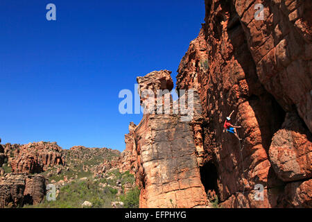 Ein Bergsteiger auf die Sandsteinfelsen der Zederberge, Western Cape, Südafrika, Afrika Stockfoto