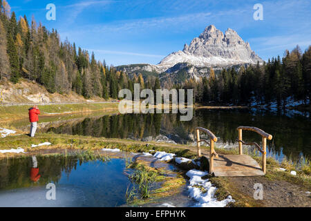 Tre Cime di Lavaredo und ihre Reflexion über Antorno-See, Auronzo, Belluno, Region Venetien, Dolomiten, Italien, Europa Stockfoto