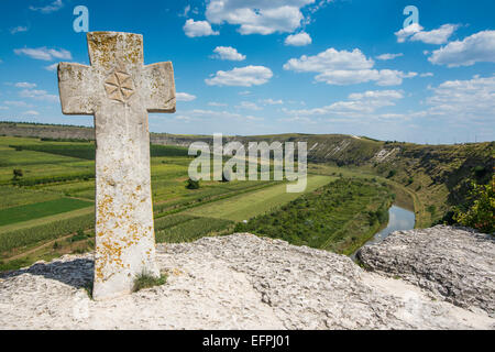 Alte christliche Kreuz oberhalb der historischen Tempelanlage von alten Orhei (Orheiul Vechi), Republik Moldau, Europa Stockfoto