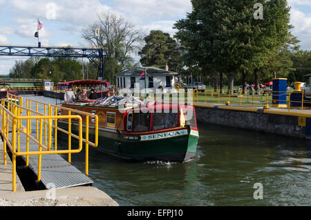 Erie-Kanal Paket Boote verlassen Schloss Richtung Westen in Richtung Buffalo New York Stockfoto