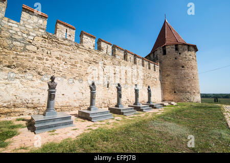 Helden-Statuen vor der Festung Bender in Europa, Republik Moldau, Republik Transnistrien, Bender Stockfoto