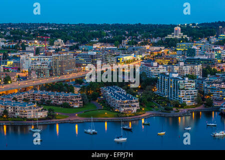 Luftaufnahme in der Abenddämmerung mit Cambie Street Bridge, Fairview, False Creek und Rathaus, Vancouver, BC, Kanada Stockfoto