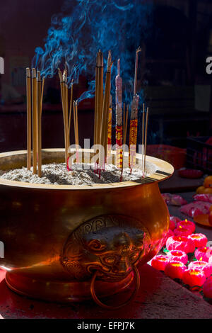 Räucherstäbchen brennen, Sünde Sze Si Ya Tempel (Sze Yah), China Town, Kuala Lumpur, Malaysia, Südostasien, Asien Stockfoto