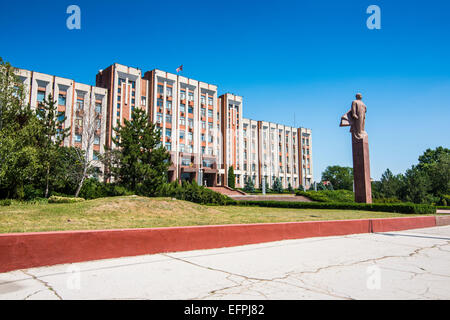 Transnistrien Parlamentsgebäude in Tiraspol, mit einer Statue von Vladimir Lenin vor, Transnistrien, Moldawien, Europa Stockfoto
