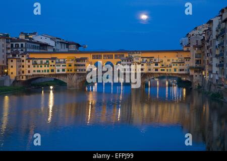 Ponte Vecchio Brücke über den Fluss Arno und Vollmond, Florenz, UNESCO-Weltkulturerbe, Toskana, Italien, Europa Stockfoto