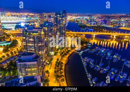 Luftaufnahme, bei Dämmerung, zeigt Yaletown, Innenstadt, False Creek Cambie Street Bridge, Vancouver, Britisch-Kolumbien, Kanada Stockfoto