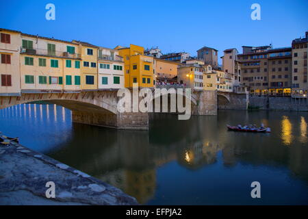 Ponte Vecchio über den Fluss Arno in der Abenddämmerung, Florenz, UNESCO World Heritage Site, Toskana, Italien, Europa Stockfoto