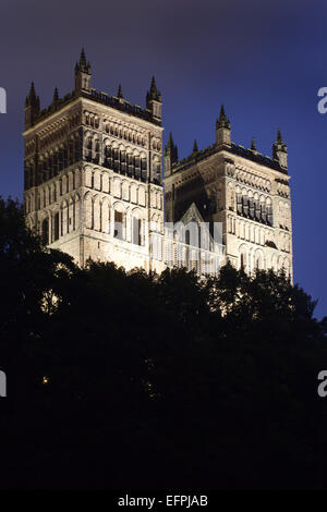 Kathedrale von Durham mit Flutlicht in der Abenddämmerung, UNESCO-Weltkulturerbe, Durham, County Durham, England, Vereinigtes Königreich, Europa Stockfoto