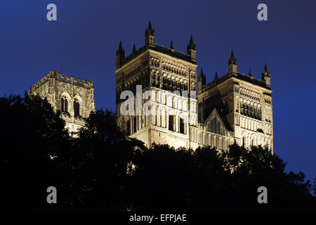 Kathedrale von Durham mit Flutlicht in der Abenddämmerung, UNESCO-Weltkulturerbe, Durham, County Durham, England, Vereinigtes Königreich, Europa Stockfoto