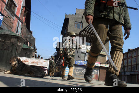 Srinagar, indischen verabreicht Kaschmir: 09 Februar An indische paramilitärische Soldaten während eines Streiks im Srinagar.Hundreds der Straßen patrouilliert bewaffnete Polizei und paramilitärische Soldaten patrouillieren die umstrittene Region Kaschmir, wo Anti-Indien Separatisten ein Streik die geheimen Ausführung eines ehemaligen Kashmiri-Rebellen und Medizinstudent Mohammed Afzal Guru vor zwei Jahren zu protestieren. Viele in dieser Region meist muslimischen Glauben Guru erhielt kein faires Verfahren unter dem Vorwurf der Beteiligung an 2001 Parlament Angriff, der 14 Menschen, darunter fünf bewaffneten Credit getötet: Sofi Suhail/Alamy Live News Stockfoto