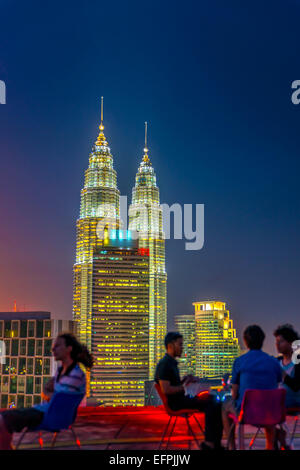 Hubschrauberlandeplatz Bar und die Petronas Towers, Kuala Lumpur, Malaysia, Südostasien, Asien Stockfoto