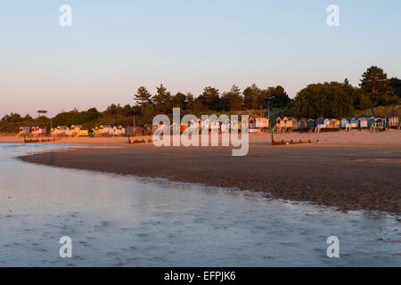 Blick auf Strandhütten am Brunnen neben der Sea, Norfolk, England, Vereinigtes Königreich, Europa Stockfoto