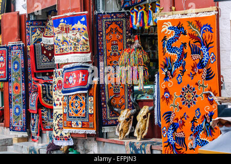 Große Auswahl an Seide in den Verkauf auf dem Flohmarkt in Ha Giang, Vietnam Stockfoto