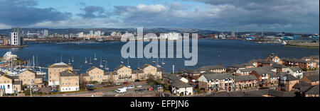 Panorama-Aufnahme von Cardiff, Wales, UK nach Nord-Ost über die Bucht von Penarth Head mit Penarth Marina im Vordergrund. Stockfoto