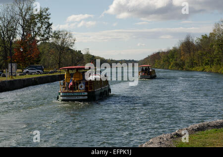 Zwei Päckchen Boote nach Westen in Richtung Buffalo New York Stockfoto