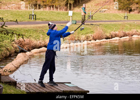 Fliegenfischen Sie auf Forellen im Forbes Kingennie in Broughty Ferry in der Nähe von Dundee, Scotland, UK Stockfoto