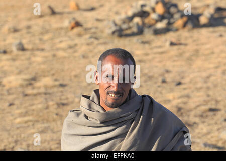 Mann, Blick auf Hochland in der Nähe von Dilbe, Amhara Region, Äthiopien Stockfoto