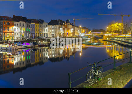 Ufer des Flusses Leie in Ghent Stadt bei Nacht, Belgien Stockfoto