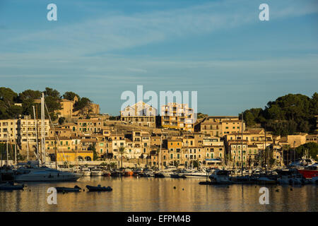 Port de Soller ist ein beliebter Ausgangspunkt für Wanderungen im Tramuntana-Gebirge Stockfoto