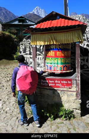 Mani-Stein-Gebet Wand, buddhistische Stupa und Gebetsfahnen, Ghat, Sagarmatha Nationalpark, Solukhumbu Ortsteil, Khumbu Stockfoto