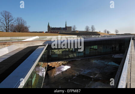 Dänische Maritime Museum (M/S Museet für Søfart), Elsinore/Helsingør, Dänemark. Architekt Bjarke Ingels groß. Schloss Kronborg im Hintergrund Stockfoto