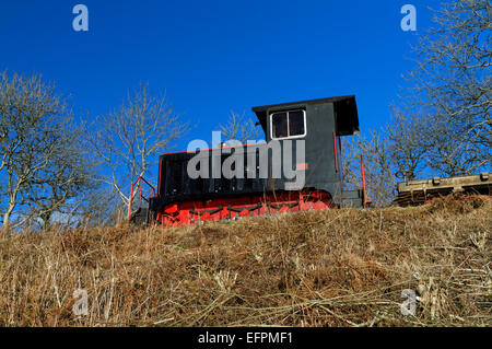 Diesel Lokomotive Durchführung von Wartungsarbeiten am Brecon Bergbahn, Pontsticill, Merthyr Tydfil, Wales. Stockfoto