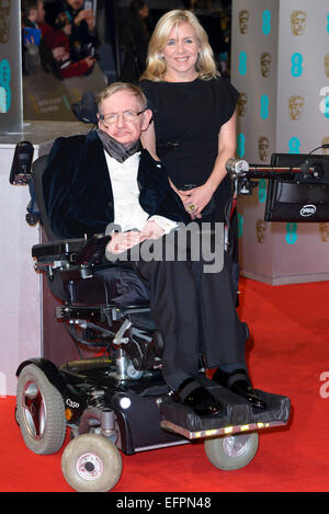 Stephen Hawking kommt auf dem roten Teppich für die EE BRITISH ACADEMY FILM AWARDS am 02.08.2015 am Royal Opera House, London. Bild von Julie Edwards Stockfoto