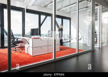 Frau trinkt Kaffee im Büro Stockfoto