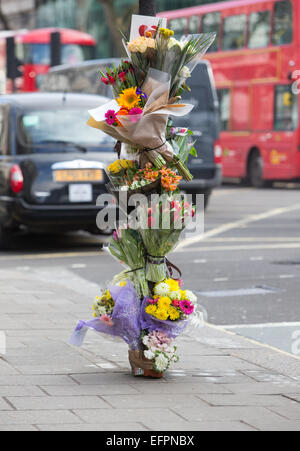 Floral Tribute an eine Unfallstelle tödlich Radfahrer im Zentrum von London links Stockfoto