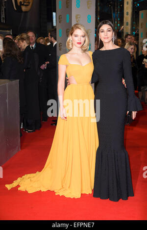 Monica Bellucci, Lea Seydoux kommt auf dem roten Teppich für die EE BRITISH ACADEMY FILM AWARDS am 02.08.2015 am Royal Opera House, London. Bild von Julie Edwards Stockfoto