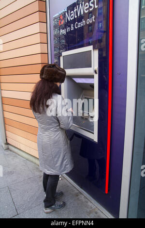 Frau Bargeld von Nat West ATM-Maschine in London Stockfoto